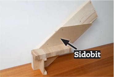 Bygga trappa: Därefter fästs ytterligare en sidobit Bygga trappa: Därefter fästs ytterligare en sidobit